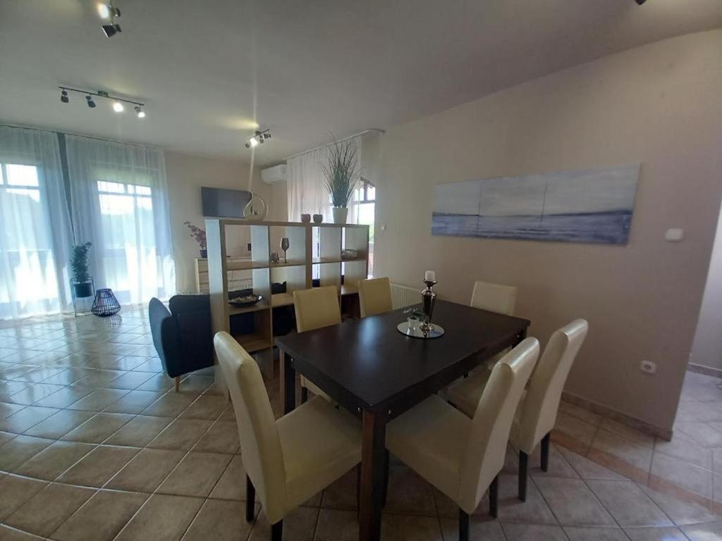 Апартаменты Lujza Apartman Goedoello Экстерьер фото
