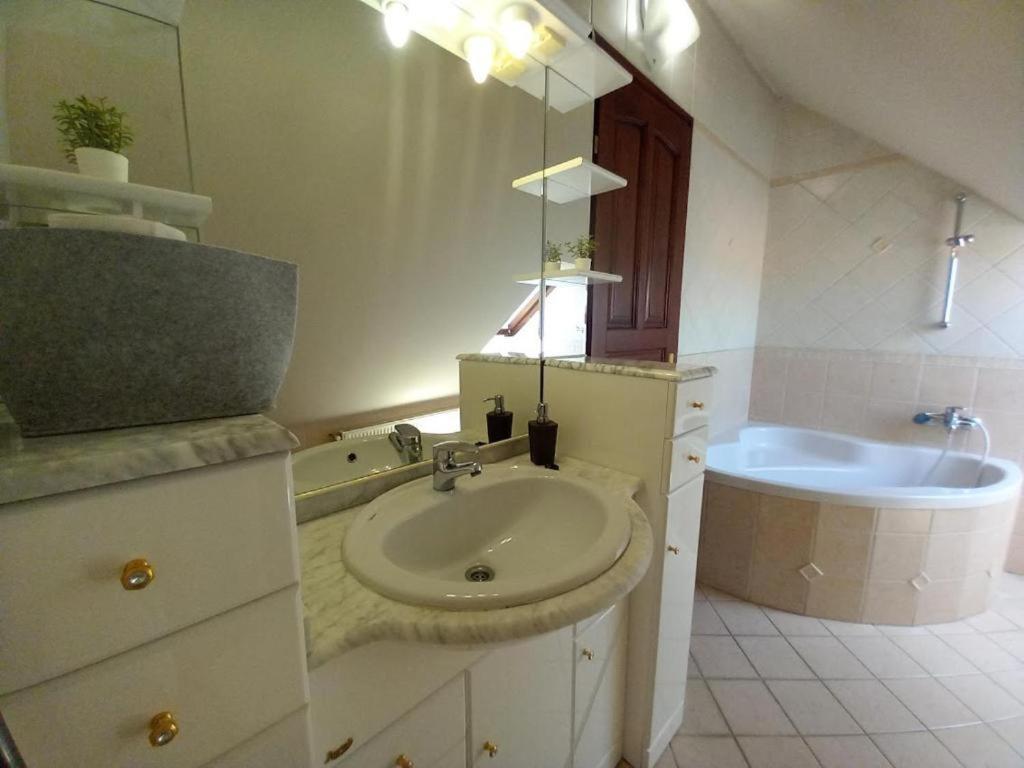 Апартаменты Lujza Apartman Goedoello Экстерьер фото