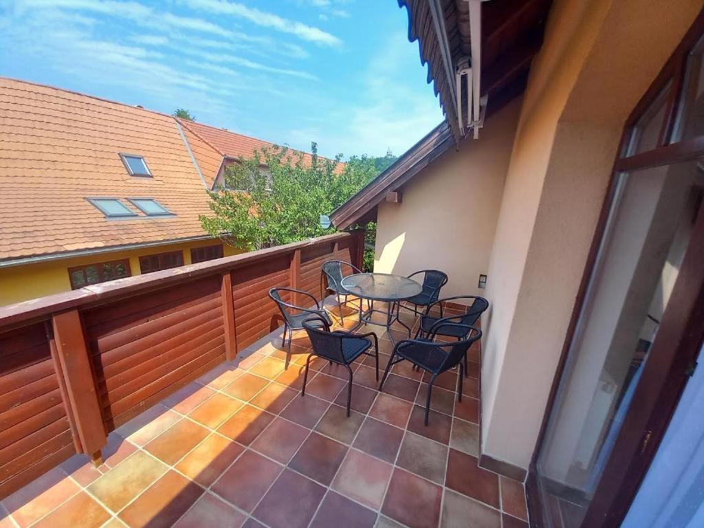 Апартаменты Lujza Apartman Goedoello Экстерьер фото